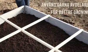 En pallkrage fylld med jord, redo för plantering. Avdelare i trä hjälper till att organisera och ger en bra uppfattning om hur mycket jord i en pallkrage som behövs.