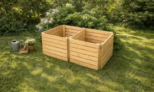 En ny kompostbehållare i trä med tre fack står på en gräsmatta. Bredvid finns en vattenkanna och krukor med blommor.